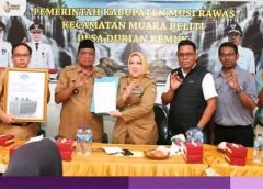 Bupati Serahkan Bantuan CSR Satu Unit Trafo 50 KVA Di Desa Durian Remuk