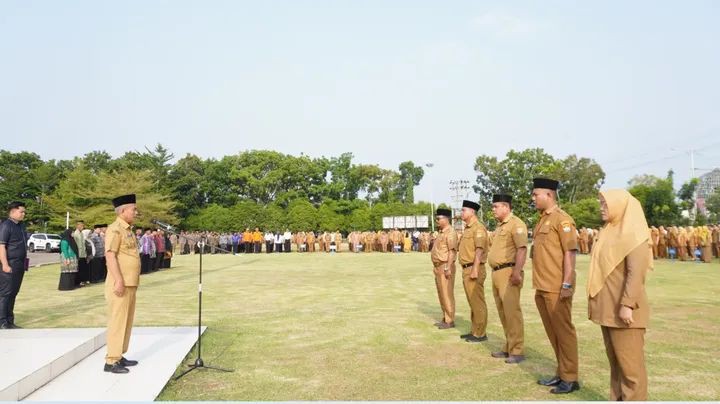 Wabup Serahkan Bingkisan Untuk PNS Purna Tugas Pada Saat Pimpin Apel Pagi